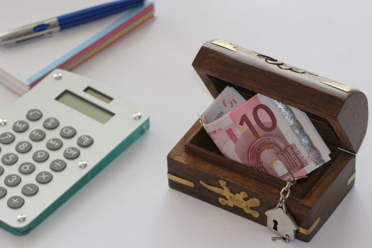 Rekenmachine en een kistje met tien euro